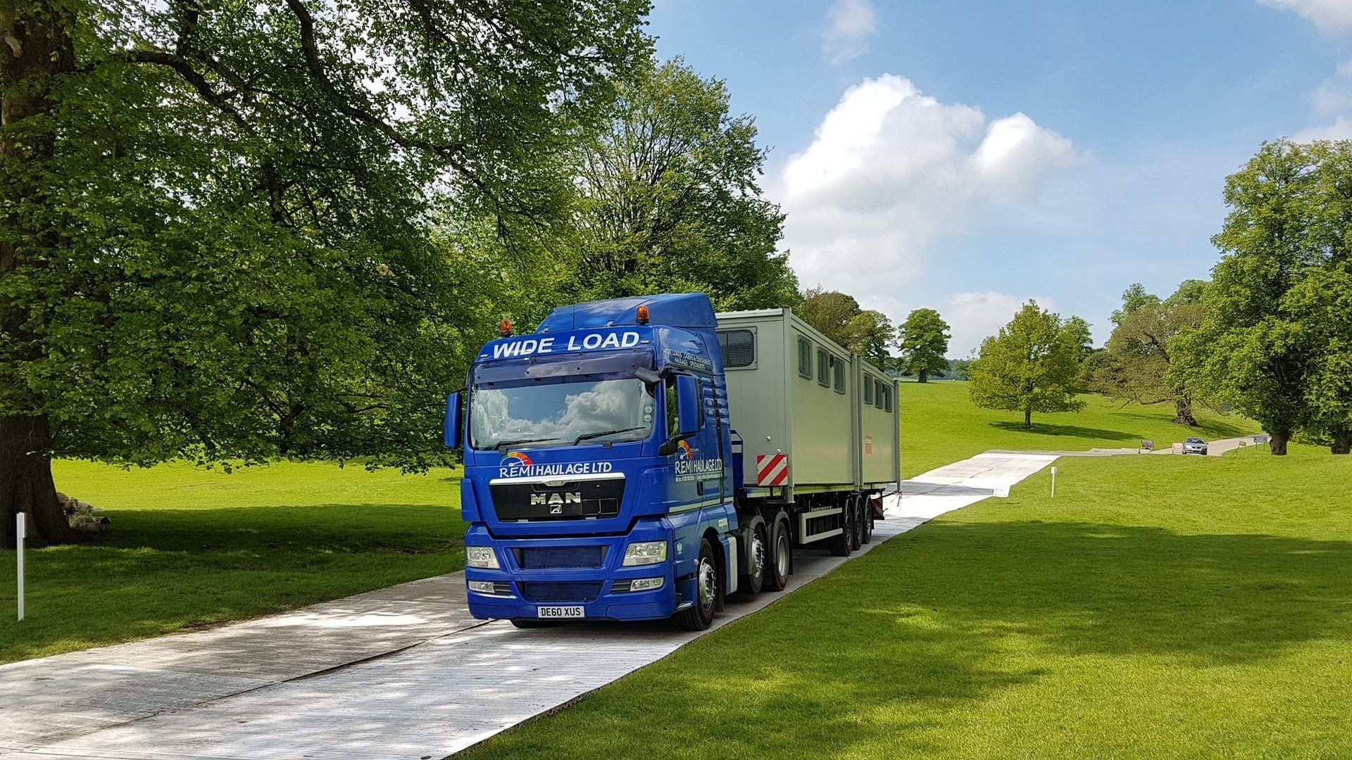 Abnormal load on a Remi Haulage trailer